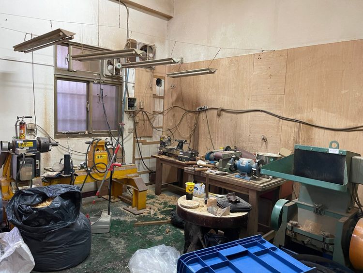 警方現場查扣車床、碎木機、蒸餾機等工具。翻攝畫面