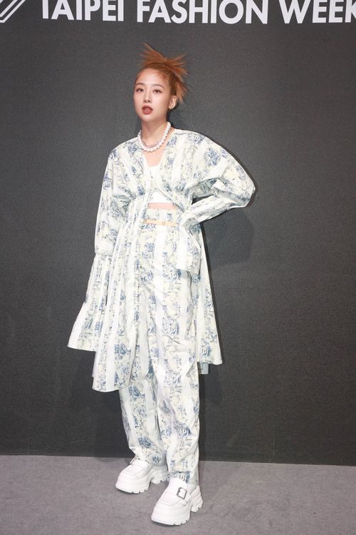 女星吳映潔（鬼鬼）以浪漫結合率性的褲裝現身Seivson大秀。朱世閎攝