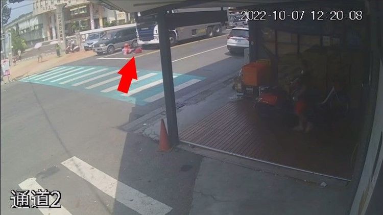 貨車恐怖輾壓祖孫三人後，及時倒車，所幸未釀嚴重傷亡。民眾提供