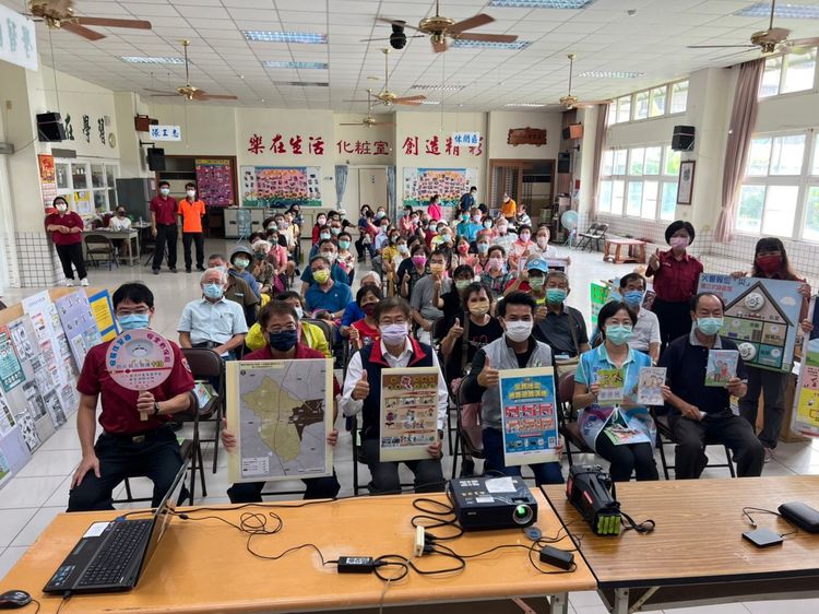 消防局、區公所、衛生所人員至麻豆老人會宣導逃生獲好評。消防局提供