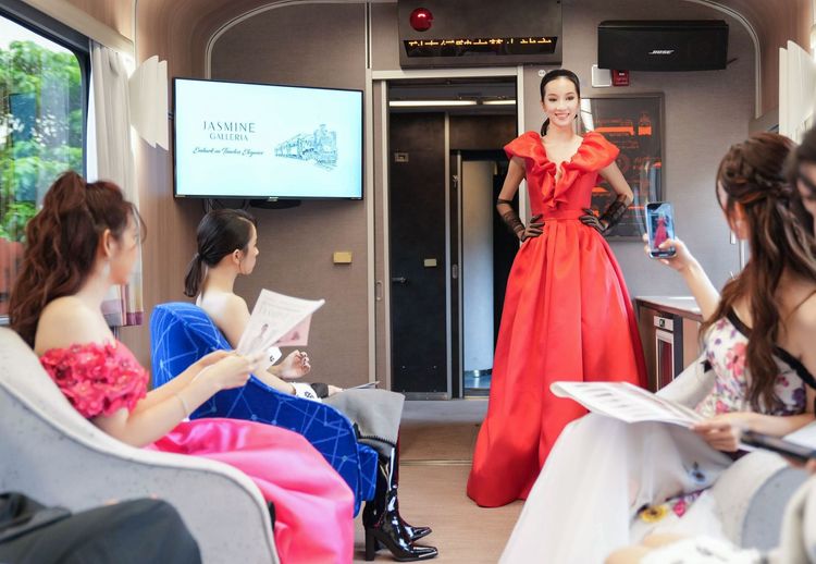 JASMINE GALLERIA以上流豪華旅行的概念辦大秀，包下台鐵特別列車鳴日號，邀集品牌貴賓與多位藝人看秀。品牌提供