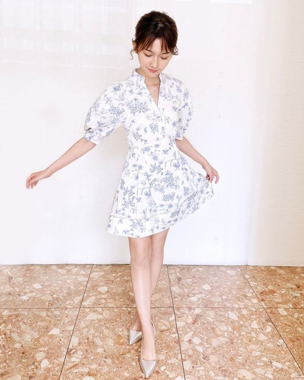 新生代女星何思靜的一襲Club Monaco印花洋裝，格外凸顯她氣質的清新可人。翻攝sssjean IG