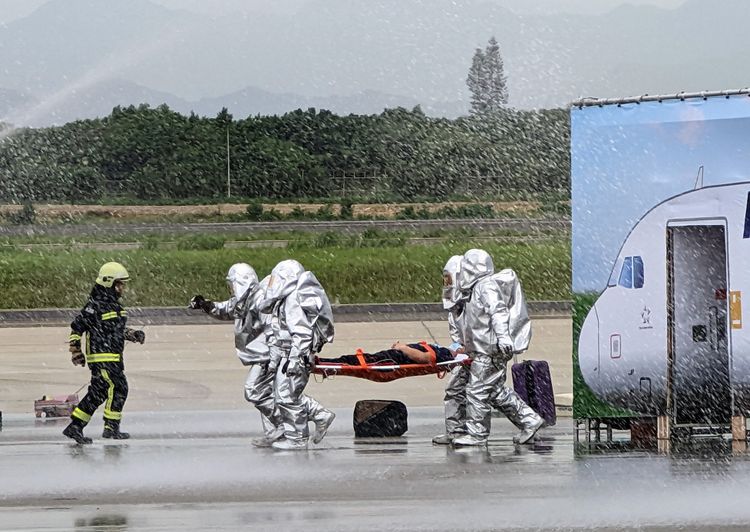 桃園機場空難災害防救演習模擬客機於南跑道起飛時，因天候與機件故障衝出跑道並起火燃燒，場面逼真震撼。桃機提供