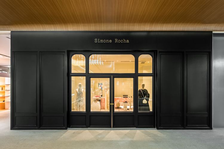 位於信義遠百A13的Simone Rocha首家台北專賣店，延續品牌倫敦1號店的整體風格。喜事國際提供