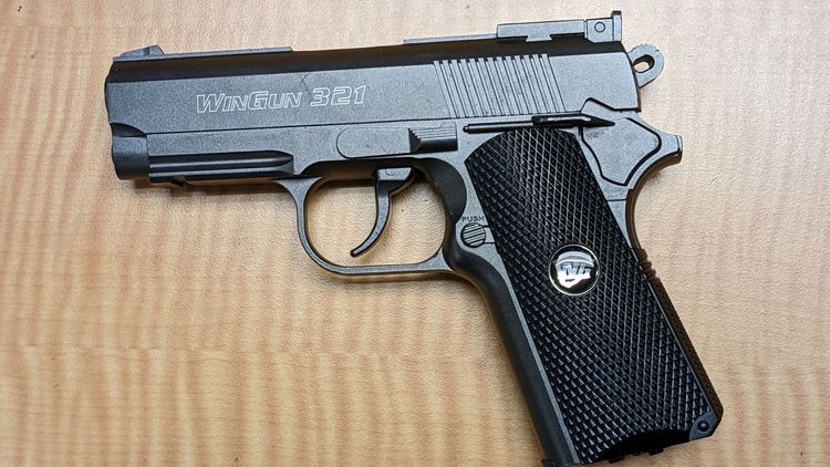 警方查扣空氣槍。讀者提供