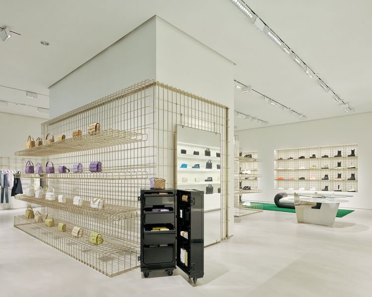 品牌經典的編織元素，透過金屬層架、門面玻璃等結構細節無限延伸。品牌提供