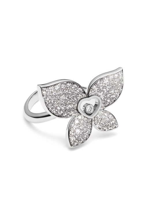 Happy Butterfly鑲鑽戒指的蝶身以心形輪廓搭配滑動鑽石呈現，約39萬2000元。品牌提供