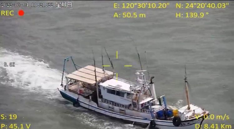 3浬內違規拖網捕漁漁船。讀者提供