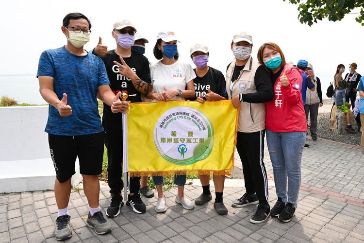 柯志恩參加「別讓嫦娥笑我們髒」淨灘活動。柯辦提供