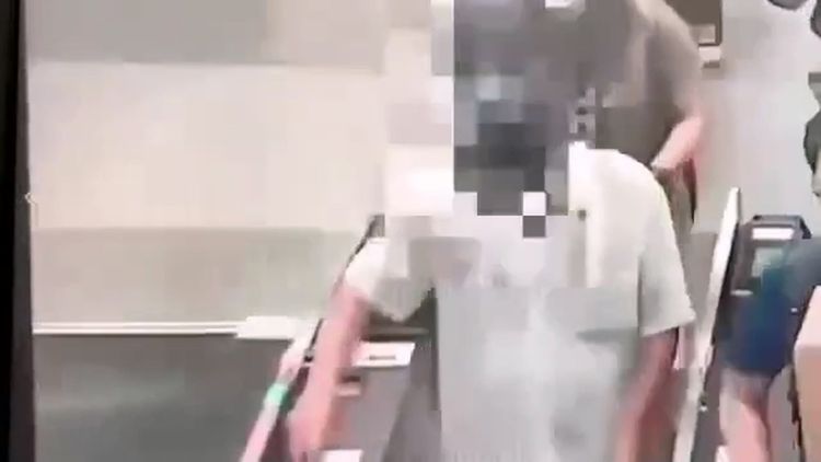  嫌犯搭乘火車逃亡。翻攝畫面