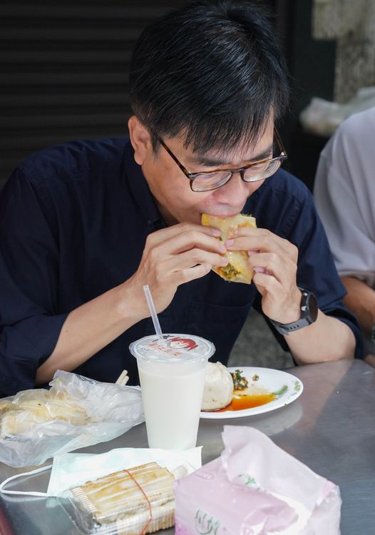 陳其邁前天早上去眷村與里長吃早餐。翻攝陳其邁臉書