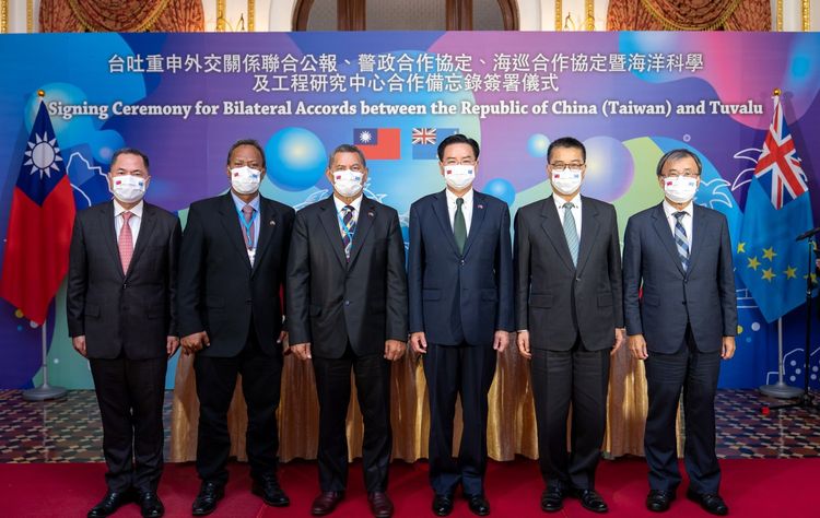 （左起）周美伍、田互魯、拿塔諾、吳釗燮（右3）、徐國勇、鄭英耀合影。外交部提供