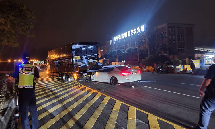 新車價超過400萬元的瑪莎拉蒂，在西屯果菜批發市場前撞上大貨車，經警方抽絲剝繭追查，確認肇事駕駛就是18歲邱姓男子。讀者提供