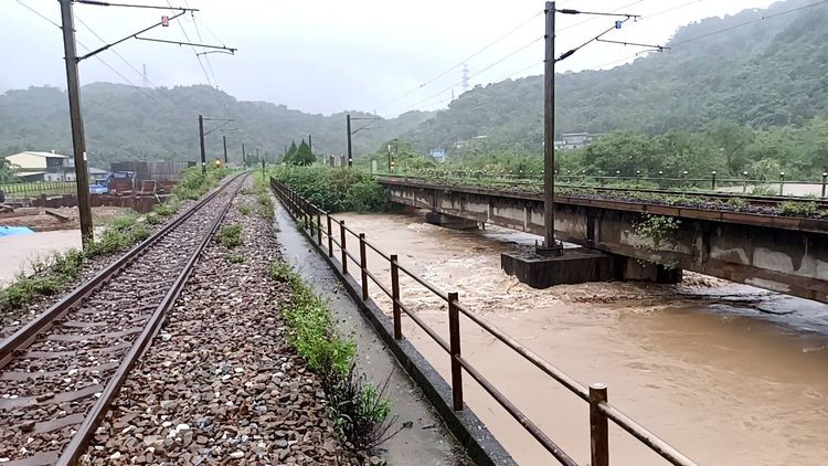 雙溪貢寮間，第一雙溪橋水位暴漲，台鐵加派人員進駐監控。讀者提供