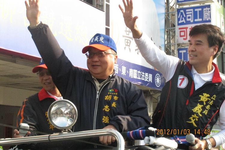 2012年時任台中市長的胡志強（中），曾延攬黃義交（右）入台中市府。翻攝自黃義交臉書