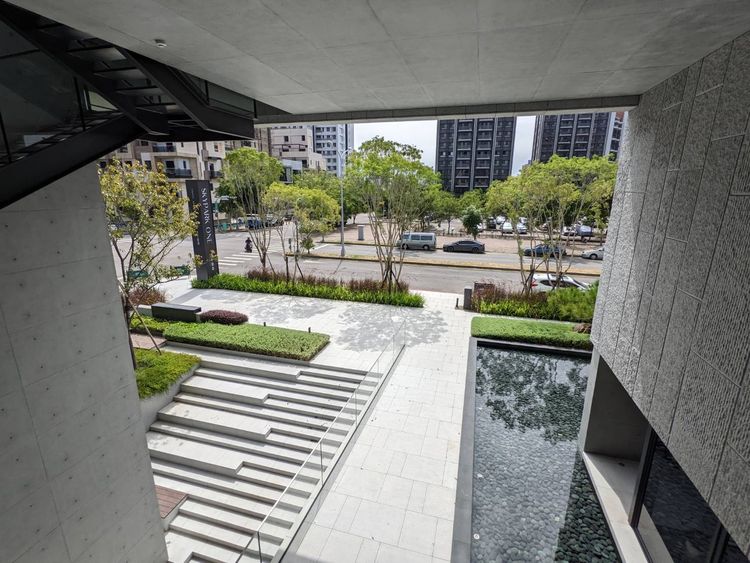 一樓退縮後，規劃下沉式階梯通往地下室展演空間。王鈞生攝