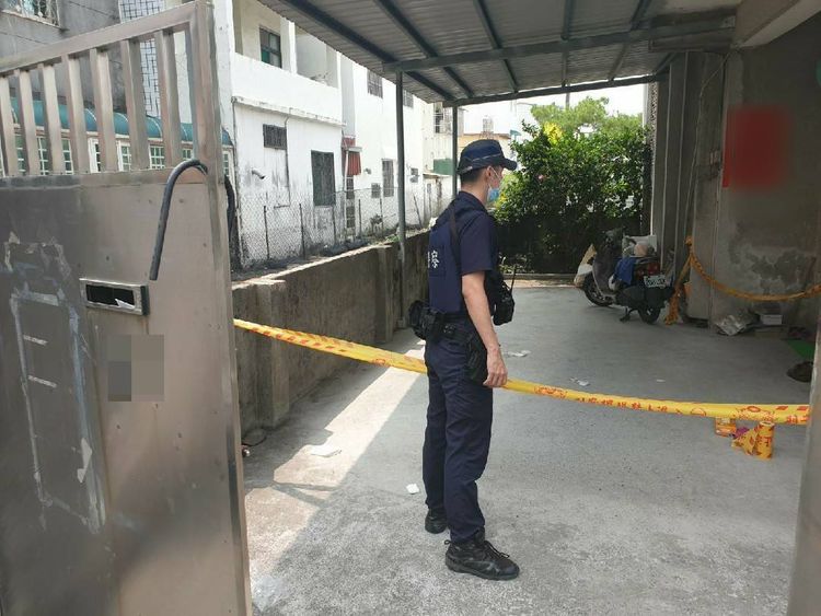 祖母趁機逃出報警，警方到場逮捕嫌並封鎖現場。警方提供