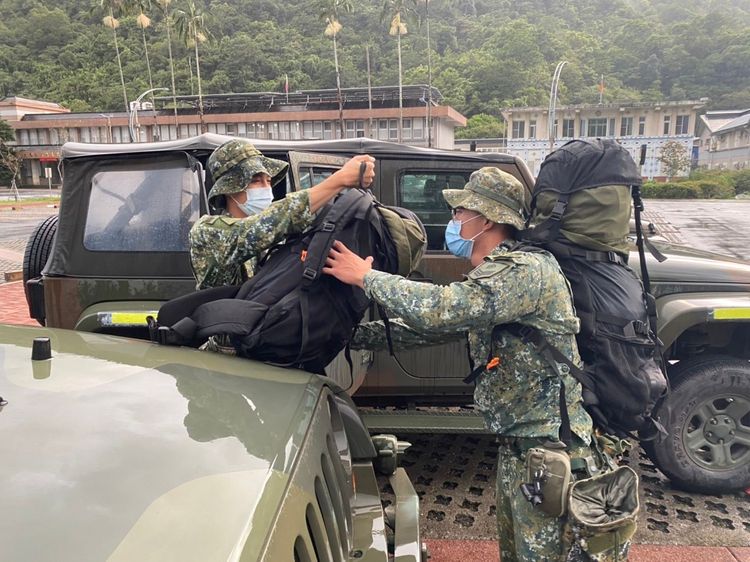 陸軍航特部官兵整備裝備與車輛。國防部提供