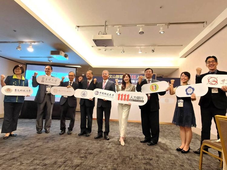 台北市文山區8所大專校院締約組成的「文山聯盟」與1111人力銀行攜手結盟，保護學生遠離打工陷阱。業者提供