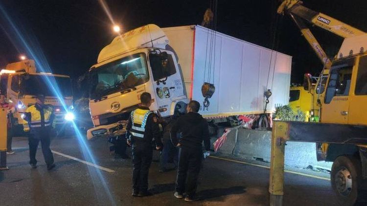 大貨車衝上中央分隔帶，盧姓駕駛當時辯稱恍神，檢警驗尿查出施用毒品後駕車。民眾提供