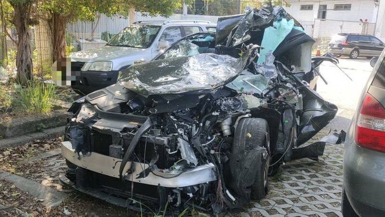 涂姓科技公司老闆者駕駛新車400多萬賓士轎車，無辜撞上大貨車慘死。民眾提供