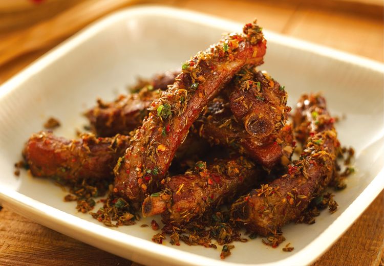 首五日限量招待禮當中包含最高售價408元的1010湘神仙孜然肋排骨3支。業者提供