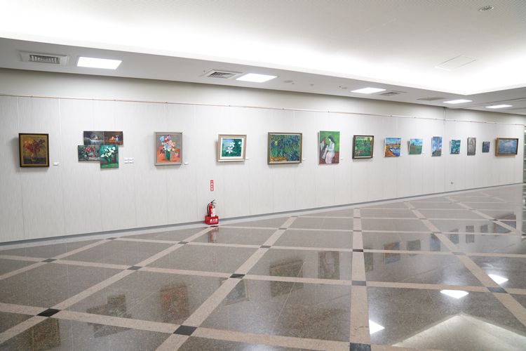 中醫大新竹附醫表示，「無盡的愛」聯展共展出40幅油畫及色鉛筆、水彩畫創作。中醫大新竹附醫提供