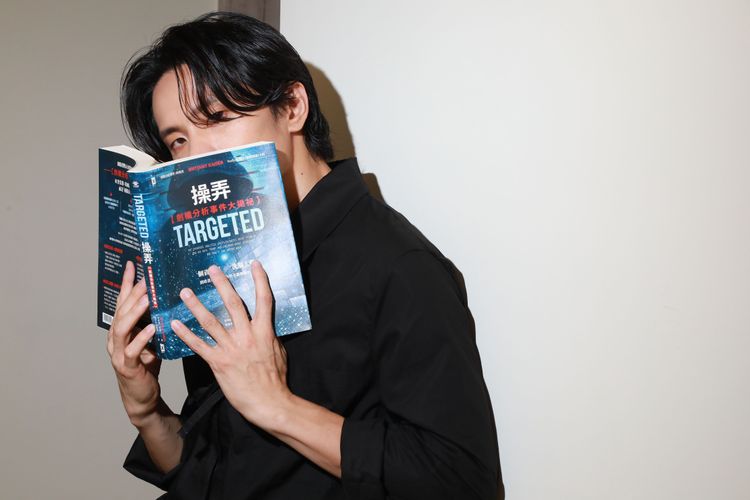 姚淳耀透露之前去行天宮拜拜，求籤時淚流滿面。朱世閎攝