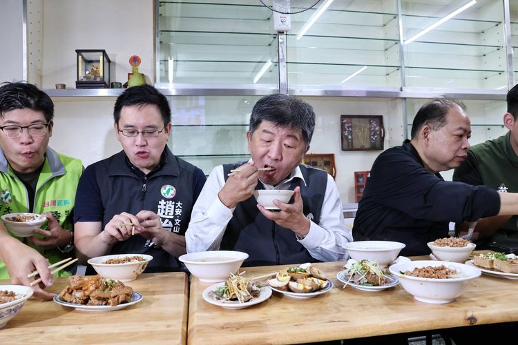 陳時中（中）不反對「柯文哲遇到財團膝蓋就軟」的說法。葉志明攝
