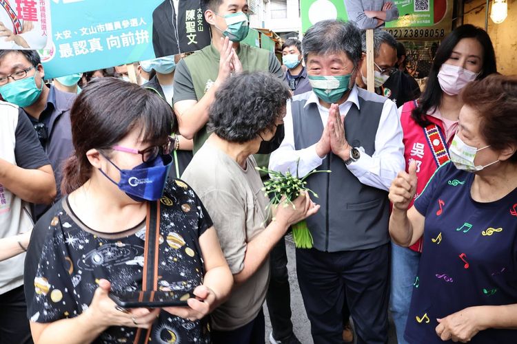 陳時中（右3）說，2020和2022年的蔣萬安，實在差很多。葉志明攝