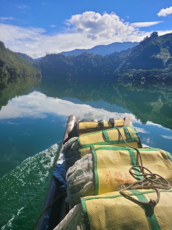 新佳陽茶農利用膠筏載運茶菁到梨山做茶。七叔公提供