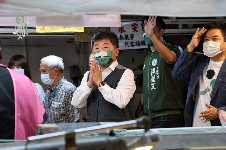 陳時中（中）強調，跟選民維持一定的感情與熱度是必要的。葉志明攝
