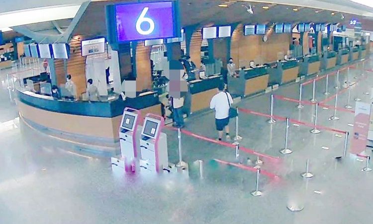 王男一度變裝到機場櫃檯報到。中壢警分局提供