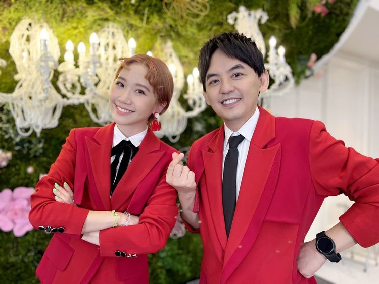 黃子佼(右)、Lulu主持的東森《婚禮歌手》入圍金鐘獎「綜藝節目主持人獎」。東森提供