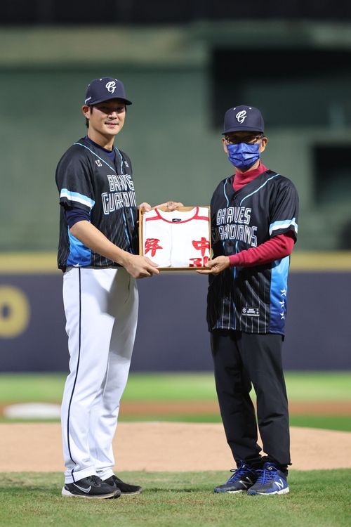 詹智堯感謝昔日屏東中學教練林省言。  富邦悍將提供