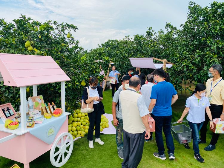 地檢署人員遊園體驗新鮮。王志弘攝