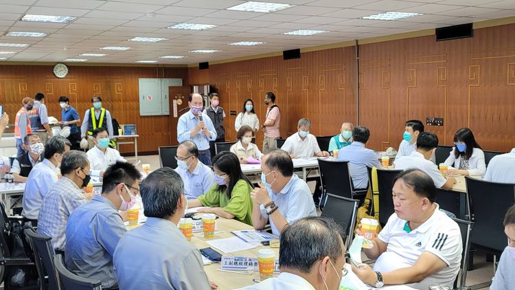 行政院政務委員兼工程會主委吳澤成今天（26日）偕同交通部次長祁文中、宜蘭縣長林姿妙、蘇澳鎮李明哲鎮長、蘇澳區漁會蔡源龍理事長等人陪同下，前往宜蘭縣南方澳視察「南方澳跨港大橋重建工程」施工進度。蘇花改工程處提供