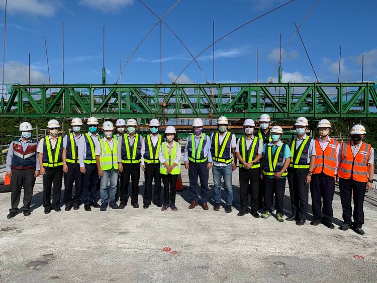 截至22日為止，南方澳大橋新建工程進度已達94.67%，中央結塊於23日閉合完成，至於P7-P8邊跨預定10月10日閉合，預定在今年12月18日完工通車。蘇花改工程處提供