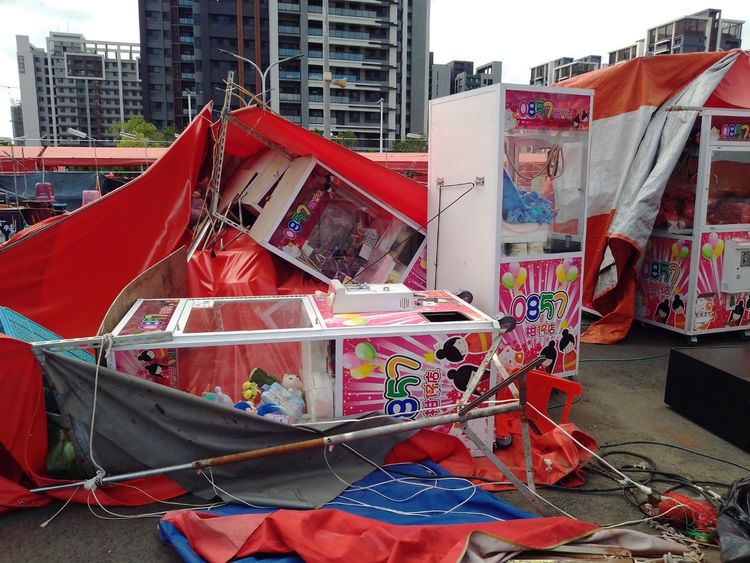 白天夜市內的娃娃機攤位機台也被吹倒毀損，損失慘重。王煌忠攝