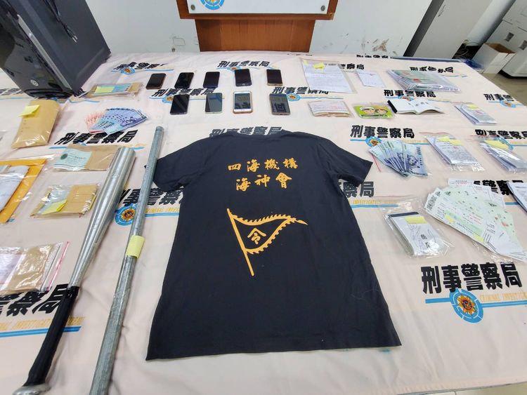 警方查獲海神會服飾及棍棒、本票等證物。王勇超攝