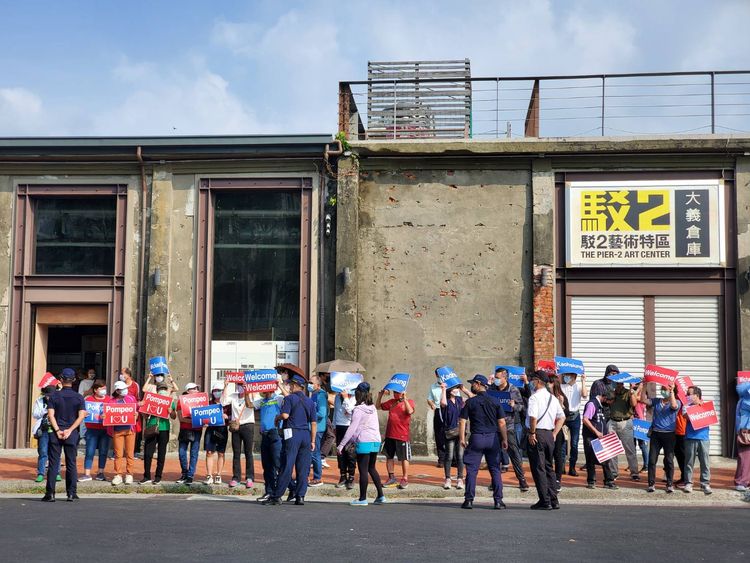 龐皮歐參觀駁二，不少鹽埕在地民眾舉牌歡迎。侯昌騰攝