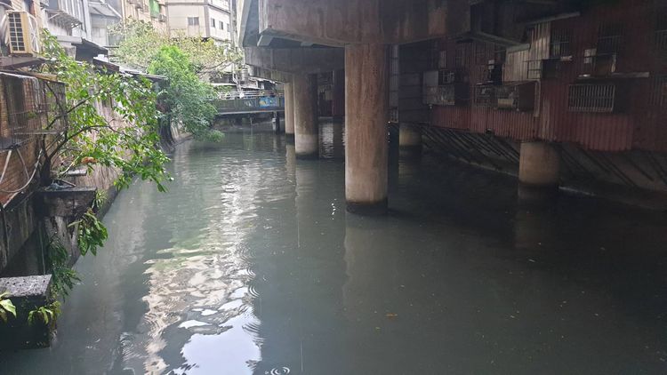 女子從旭川河墜落。戴之聖攝