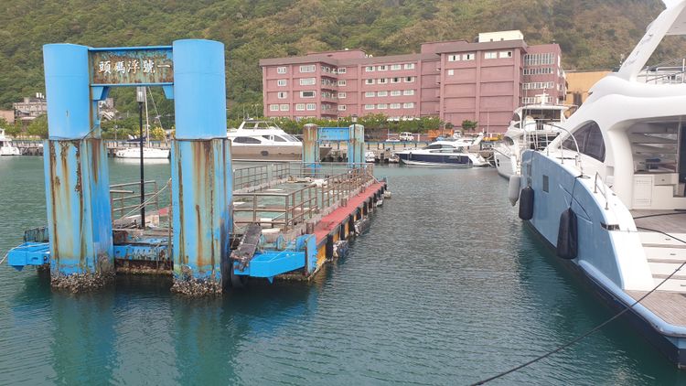 許男躲在浮動碼頭旁。戴之聖攝