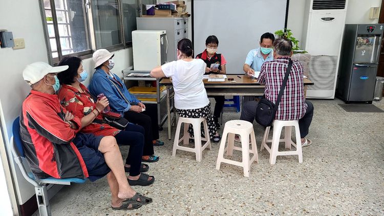 民眾領取震災補助金。花蓮縣政府提供