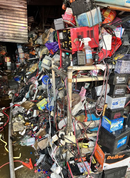 電池商行裡面堆滿雜物，阻礙逃生通道。民眾提供