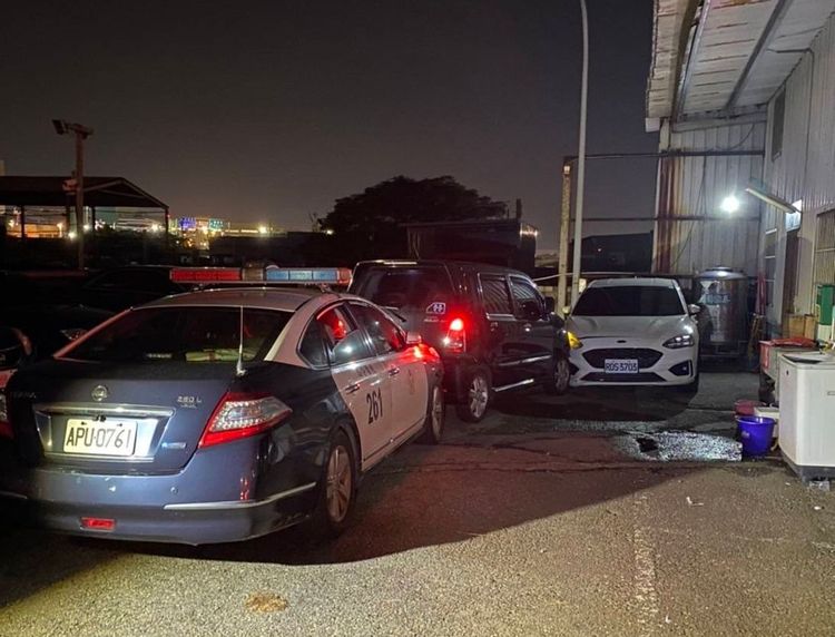 警方圍堵竊賊偷來的小客車。桃園警分局提供