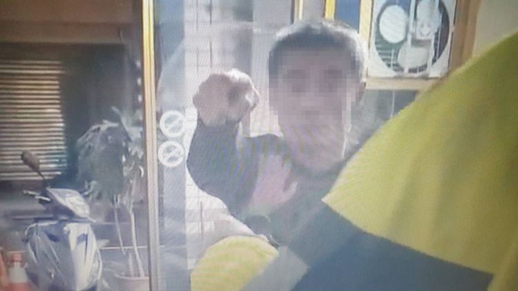 吳男對老闆娘兒子咆嘯。讀者提供