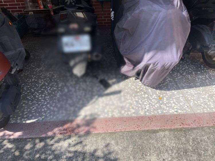 警員用甩棍敲掉男子的菜刀，數名警員衝上前壓制逮捕。民眾提供