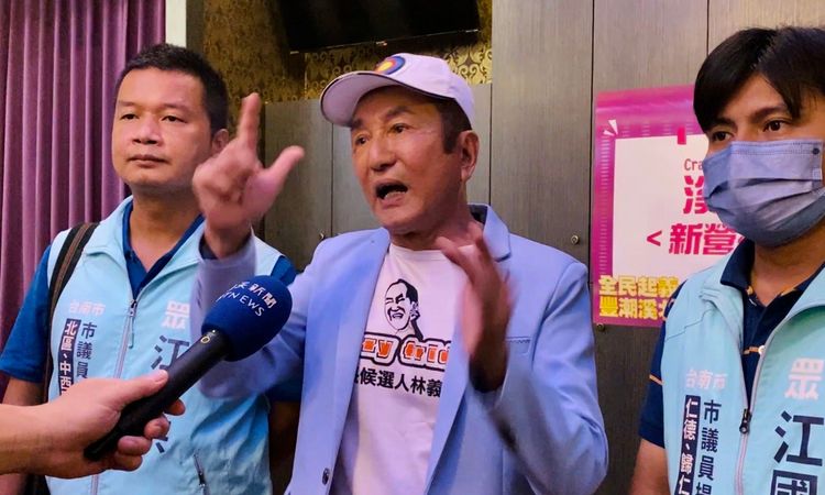 他叫陣市長黃偉哲出來辯論。王志弘攝