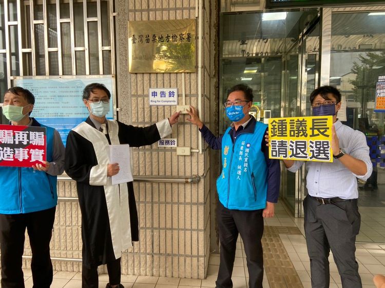 謝福弘（右2）不滿鍾東錦瞎掰他2020年總統大選出賣韓國瑜，今天赴地檢署控告鍾涉嫌誹謗。謝福弘競總提供